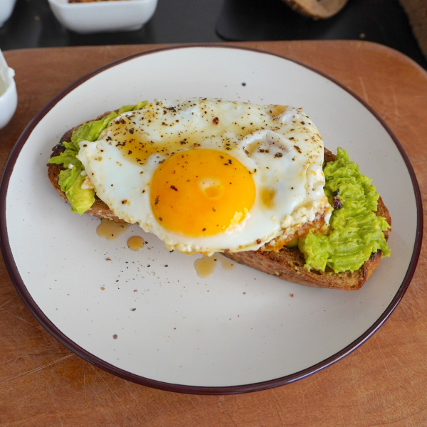 ¡Estos huevos fritos en queso de cabra o feta crocantes serán tu nueva obsesión! Con un borde de queso de cabra o feta dorado y un huevo perfectamente cocido, ¡es el mejor desayuno que te hará volver por más!