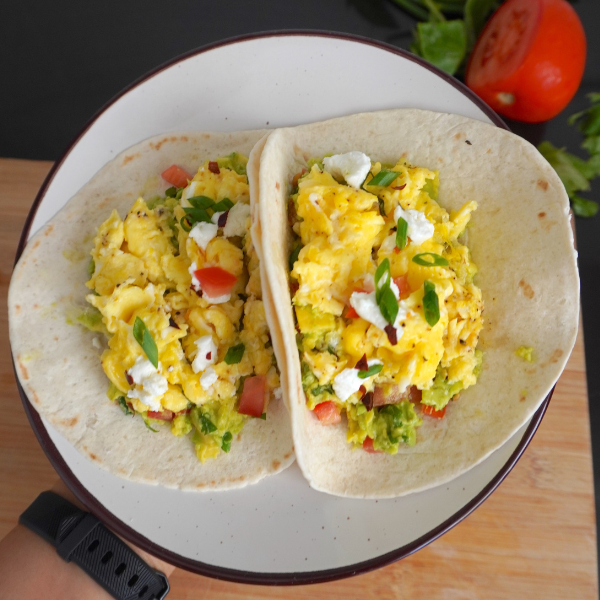 Los huevos y palta son el corazón de esta receta. ¡Pero sigue leyendo para ver los ingredientes adicionales que puedes añadir para elevar el sabor de tus tacos de desayuno!