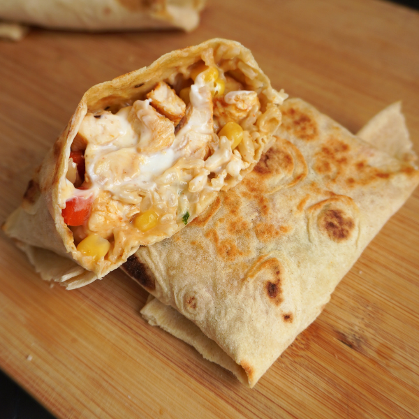 Este wrap de pollo y chipotle es una forma deliciosa y fácil de hacer un wrap de pollo estilo restaurante pero en casa. Esta es una pequeña gran receta para el almuerzo o una cena rápida en un día ajetreado. Me gusta que mi "wrap de pollo con chipotle" vaya por el lado más suave. Pero también comparto algunos consejos que puedes usar si te gusta un sándwich de pollo un poco más picante.