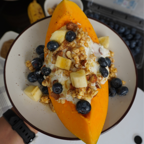 Esta receta de botes de papaya son básicamente parfaits de yogur dentro de una deliciosa y jugosa papaya. ¡Hay algo en la papaya que me recuerda a mi niñez y me hace sentir bien! Esta fruta se sirve en mi casa en la hora del desayuno prácticamente todos los días. Fácil de hacer y perfecto para empezar la mañana.