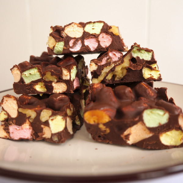 Esta receta es una versión saludable de Rocky Road. Si nunca has escuchado del Rocky Road no sabes lo que te estas perdiendo! Es una deliciosa barra de chocolate llena de nueces, marshmallows o básicamente lo que se te antoje.