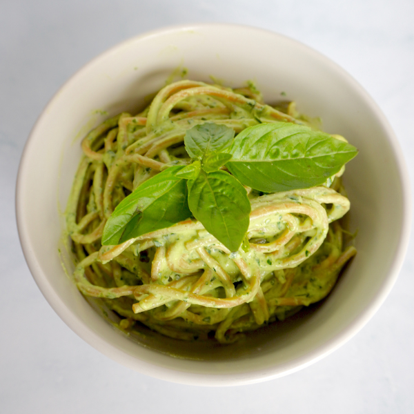 Pasta con salsa pesto es uno de los platos más populares que puedes encontrar en muchos países y uno de mis favoritos. Pero, ¿cómo podemos transformar esta receta tan clásica en un plato saludable y nutritivo? La respuesta es “usando Tofu”. El tofu le da una cremosidad casi como el queso! Esto junto con las especias, la albahaca, la espinaca, la levadura nutricional, hacen de esta una salsa deliciosa y llena de nutrientes.