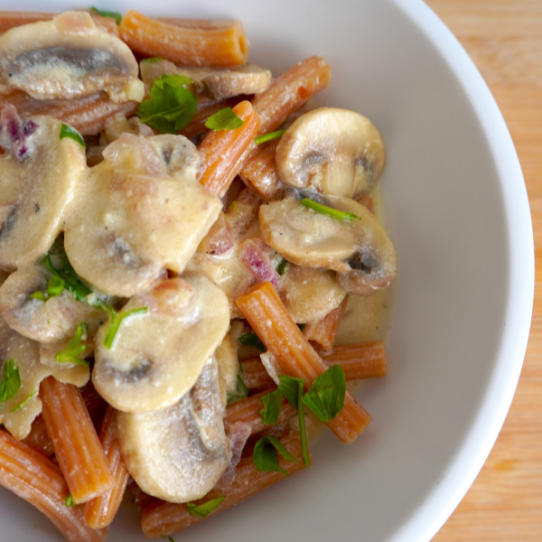 Esta pasta con salsa de champiñones es un plato rápido, fácil y económico. El uso inesperado crema de coco lo hace mucho más saludable que otras recetas. Es fácil de hacer, pero cargado de sabor, ¡un hit para todos en casa!