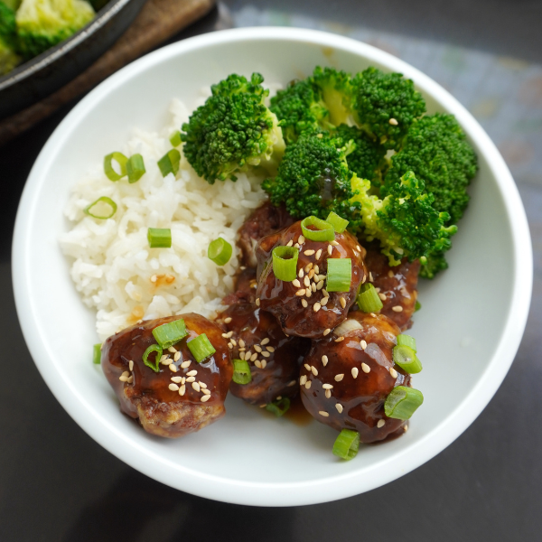 Amo preparar albóndigas. Son fáciles de preparar, excelentes para preparar con anticipación y puedes combinarlos con diferentes guarniciones. Estas albóndigas están sazonadas con ajo y jengibre (kion), y bañadas en una deliciosa salsa teriyaki casera.