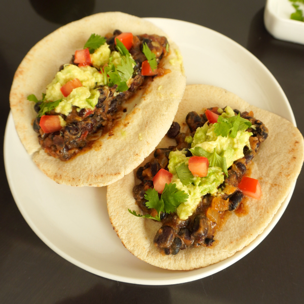 Si o si tienes que probar estos tacos crujientes con frijoles negros. Están hechos con una deliciosa combinación de especias! Estos tacos veganos y plant based son rápidos y fáciles de cocinar.