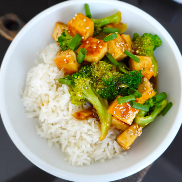 Este tofu a la naranja con brócoli es una alternativa vegana que tranquilamente puedes transformar a una opción con pollo. La salsa de naranja está hecha a base de  jugo fresco de naranja, vinagre de arroz, coco aminos y otros ingredientes aromáticos para crear un equilibrio de sabores.