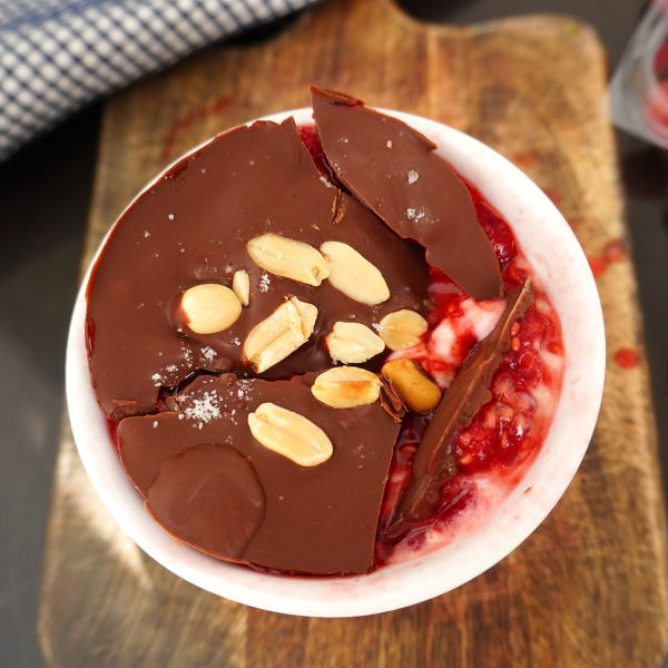 Este bowl de yogur con frambuesas y chocolate crocante esta hecho con yogur griego, mantequilla de mani y una capa deliciosa de frambuesas! Todo cubierto con una capa crocante de chocolate, mani y una pizca de sal!