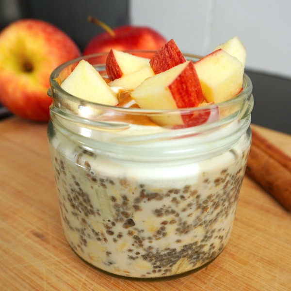 Me encanta despertar en las mañanas y no tener que preocuparme en que voy a desayunar. Simplemente abro la refrigeradora y  tengo un desayuno saludable y perfecto para empezar por la mañana. Es por eso que amo preparar Avena Trasnochada y esta receta fácil tiene un delicioso sabor a manzana.