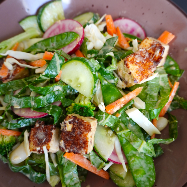 Hoy vamos a sumergirnos en el delicioso mundo de los Poke Bowls, pero con un giro plant based: Poke Bowl de Tofu. Este plato colorido y nutritivo no solo es fácil de preparar, sino que también es una opción perfecta para aquellos que buscan una alternativa vegetal llena de sabor. ¿Y la mejor parte? Puedes prepararlo con antelación y guardarlo en la nevera para una comida rápida y fácil durante toda la semana. Entonces, ¿por qué esperar? ¡Pruebe nuestro poke bowl de tofu vegano y disfrute de la comodidad y la delicia durante toda la semana!