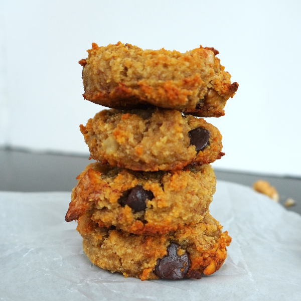 Estas saludables y deliciosas galletas de pan de plátano son muy suaves, dulces y esponjosas. ¡Esta es la receta perfecta para niños! Además que también es paleo, vegana, sin gluten y muy fácil de preparar.