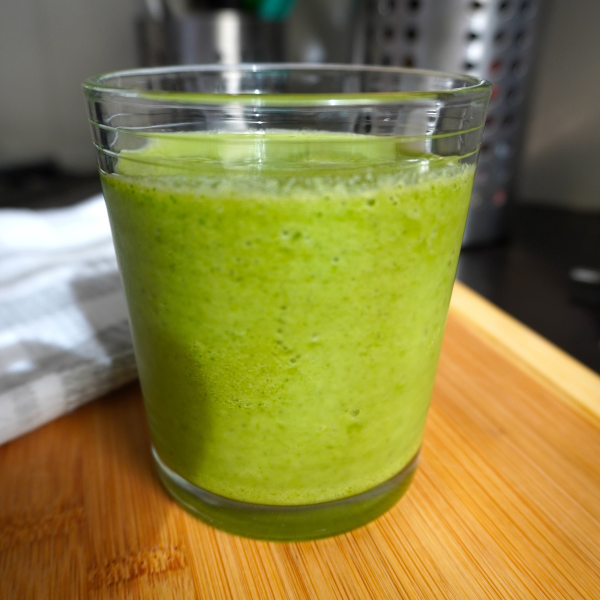 Esta es mi receta favorita de green smoothie! Es un batido saludable, deliciosa y fácil de preparar en la licuadora. Esta llena de color y sabor!