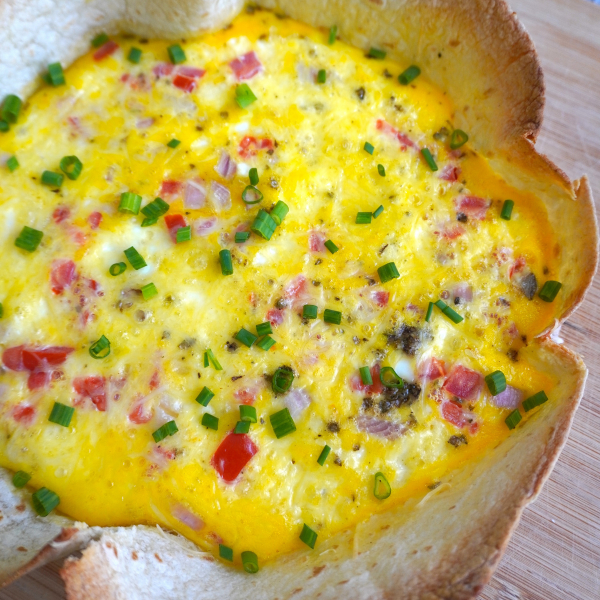 Estos Huevos sobre Tortilla al Horno son una manera fácil y deliciosa de preparar el desayuno simplemente combinando huevos con tus ingredientes favoritos. Toda esta mezcla deliciosa está  dentro de una tortilla que se va a cocinar en el horno en pocos minutos. Lo mejor de todo es que no ensucias casi nada y puedes usar los vegetales que tengas en casa.