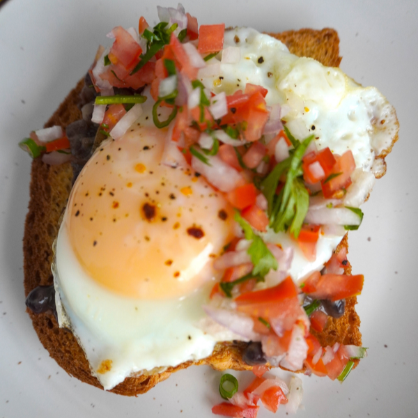 En cuanto a desayunos saludables, deliciosos y fáciles, esta es la mejor. Frijoles negros hecho puré y servido sobre rodajas gruesas de pan tostado. ¡Terminamos con un huevo frito para un delicioso desayuno que se prepara rápido!