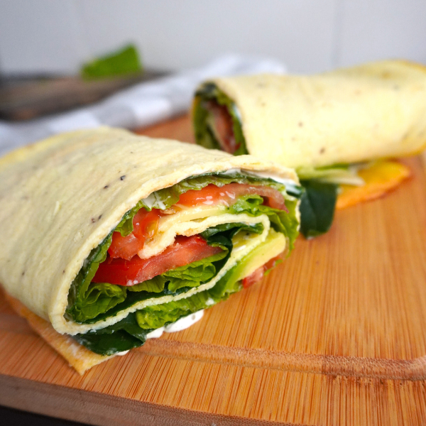 Esta receta de wrap de queso cottage es una receta viral de tiktok que SI funciona. Este wrap esta preparado con solo dos ingredientes principales más las especias que más te gusten. El resultado es un wrap con sabor a queso super alto en proteína y bajo en carbohidratos. 