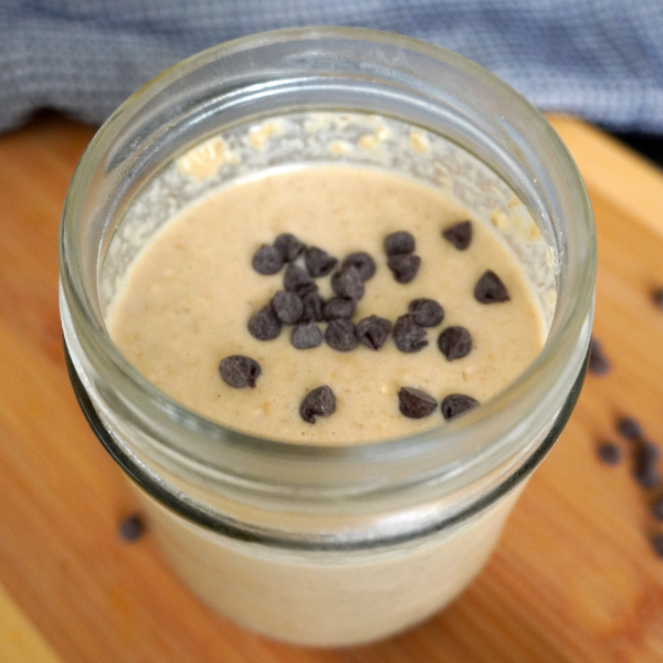 Sabias que al licuar la avena, en lugar de dejarla entera como la típica avena trasnochada, ayuda a crear una textura más cremosa y deliciosa. Puedes preparar esta receta totalmente vegana, alta en proteínas y la puedes tener lista en muy poco tiempo. Ademas es excelente para tus meal prep.