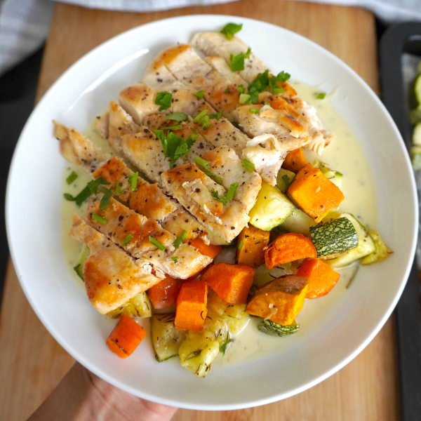 Preparar zucchini, zanahoria y camote al horno no solo es una delicia para el paladar, sino también una elección inteligente para tu salud y bienestar. Es una manera fácil y sabrosa de añadir más verduras a tu dieta, y su versatilidad asegura que no te aburrirás de este plato.