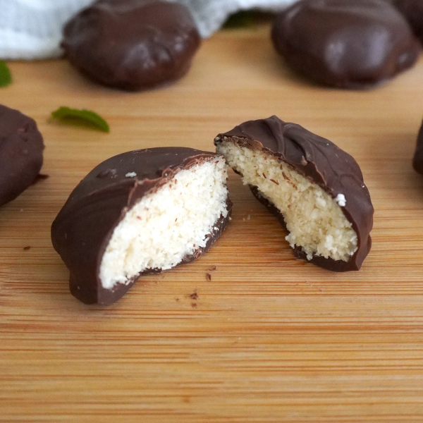 Este postre o snack dulce sin azúcar refinada, ni lácteos es perfecto para llevar en la lonchera a la escuela trabajo o picnic. Y solo necesitas 4 ingredientes!