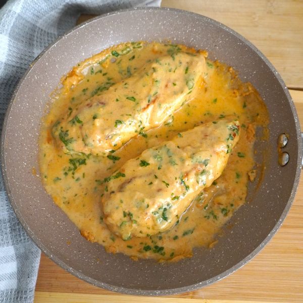 Esta Pechuga de Pollo con Salsa Cremosa de Pimentón solo usa una sartén, lo que significa menos trabajo de limpieza en la cocina. ¡Lo cual es siempre una victoria!