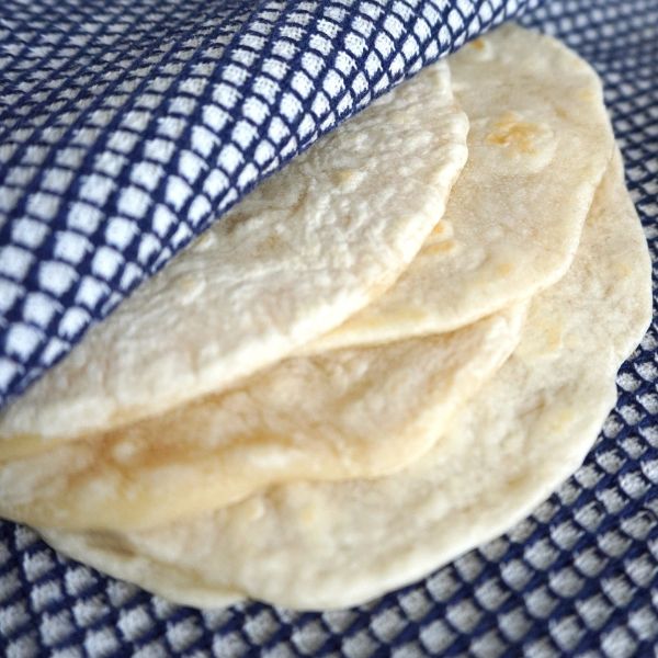 Cuando se trata de tortillas de harina, nunca pensé que me tomaría el tiempo para prepararlas en casa. Pero después de darme cuenta de lo simples que pueden ser, las he estado preparando muy frecuentemente. Son más o menos un elemento básico para las cenas mexicanas de cada platillo que se sirve en casa.