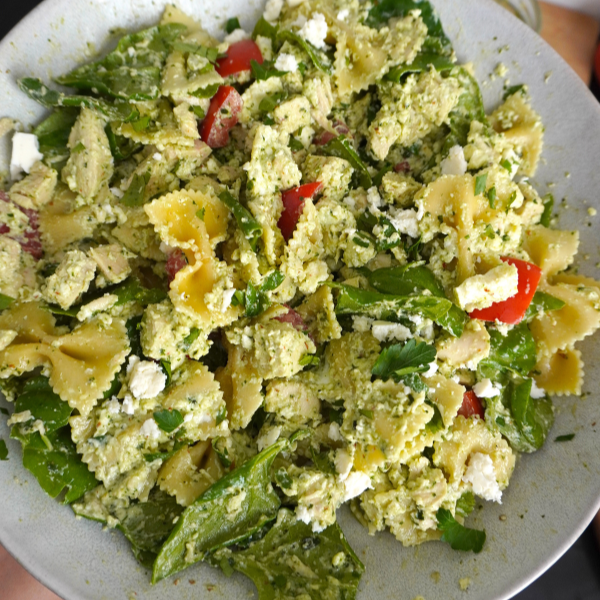 Si estás buscando una receta que sea fácil de preparar, pero que también esté llena de sabor y nutrientes, esta ensalada de pasta con pollo y pesto es perfecta para ti. Combina la frescura del pesto de albahaca, la cremosidad del yogur griego, y la textura suave del pollo, todo en un plato que es ideal tanto para el almuerzo como para la cena. Además, es una excelente opción para llevar en tupper o servir en una reunión.