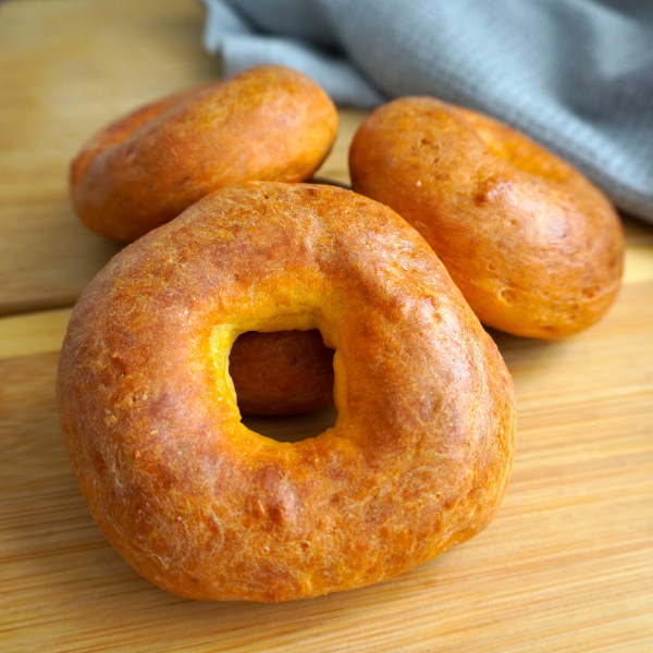 Hoy les traigo una receta fácil y deliciosa de bagels altos en proteína, perfectos para un desayuno o snack que te mantendrá satisfecho por más tiempo. Lo mejor de todo es que estos bagels tienen un toque de queso cheddar que los hace aún más irresistibles. La receta es muy versátil, ya que puedes usar diferentes tipos de harina y ajustar la cantidad de queso a tu gusto.