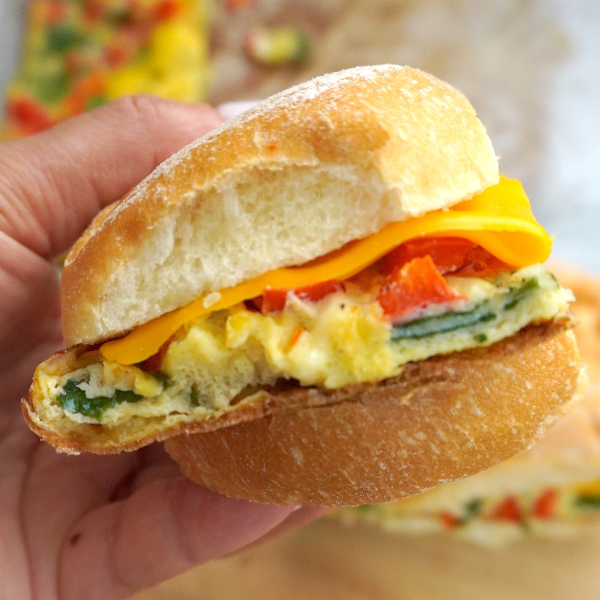 frittata sandwich con queso cottage alto en proteina