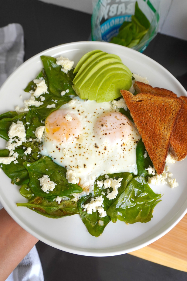 Cuando necesitas un desayuno rápido, lleno de nutrientes y fácil de preparar, esta receta de huevo con espinaca es una opción ideal. Con pocos ingredientes y un método de cocción que no requiere complicaciones, este platillo te proporcionará la energía y proteínas que necesitas para comenzar el día. Además, su combinación de sabores frescos y ligeros te permitirá disfrutar de un desayuno saludable sin sacrificar el sabor.