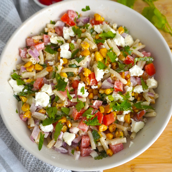 Esta receta de Ensalada de Pasta con Maíz y Aliño de Yogur es perfecta para días calurosos, cuando buscamos algo fresco, ligero, y lleno de sabor. Con ingredientes frescos y un toque de cremosidad gracias al aderezo de yogur griego, esta ensalada no solo es deliciosa, sino que también es una opción saludable y fácil de preparar. Ideal como acompañamiento o como plato principal.