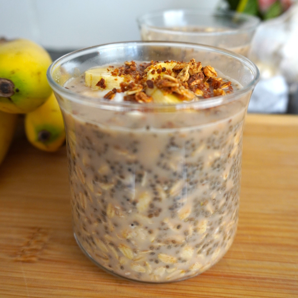 Cuando alguien me pide una idea de desayuno fácil y saludable, esta receta de avena y china trasnochada es lo primero que sugiero. Es perfecto para las mañanas ocupadas, ya que puedes hacer porciones individuales con anticipación y llevarlas sobre la marcha. También es lo suficientemente satisfactorio como para mantenerte lleno hasta el almuerzo, hecho con ingredientes simples como avena, semillas de chía y yogur (opcional). Pero lo mejor de todo es que es divertido de personalizar y jugar con los sabores.