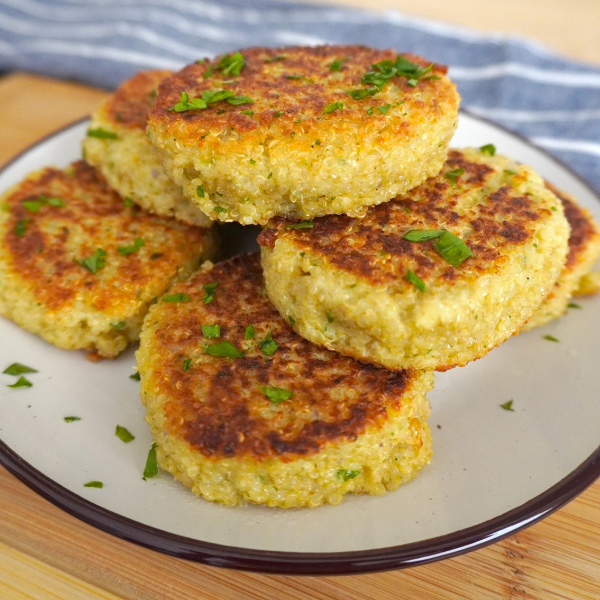 Con una mezcla de ingredientes simples y nutritivos, como quinoa, queso feta y harina de garbanzos, son perfectos para quienes quieren disfrutar de un platillo alto en proteínas y lleno de sabor sin sacrificar la salud.