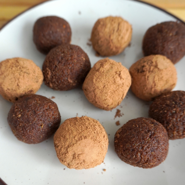 Estas trufas de quinoa y chocolate están llenas de nutrientes y son muy sabrosas. Si te ha sobrado quinoa de otra receta y no sabes qué hacer con ella, simplemente combinalos con unos simples ingredientes y tendrás el postre/snack saludable perfecto.