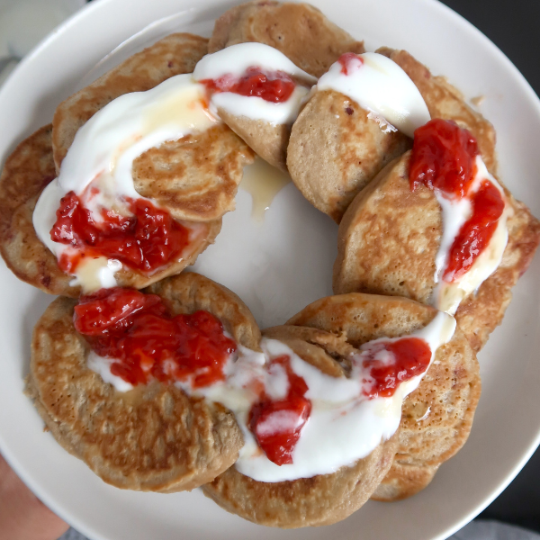 Estos panqueques rellenos de mermelada de fresas casera son el desayuno perfecto cuando quieres algo dulce, reconfortante y saludable. Están hechos con avena, sin harinas refinadas, y llevan una mermelada natural hecha en casa con solo dos ingredientes. Quedan esponjosos, llenos de sabor y con ese toque irresistible de fresas dulces en cada bocado.