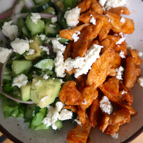 Si buscas una comida rápida, deliciosa y llena de sabor, este pollo en salsa de limón, miel y pimentón se va a convertir en uno de tus favoritos. Con ingredientes simples y una preparación rápida, logra ese equilibrio perfecto entre dulce, cítrico y ligeramente ahumado. Ideal para acompañar con arroz, vegetales salteados o incluso ensalada.